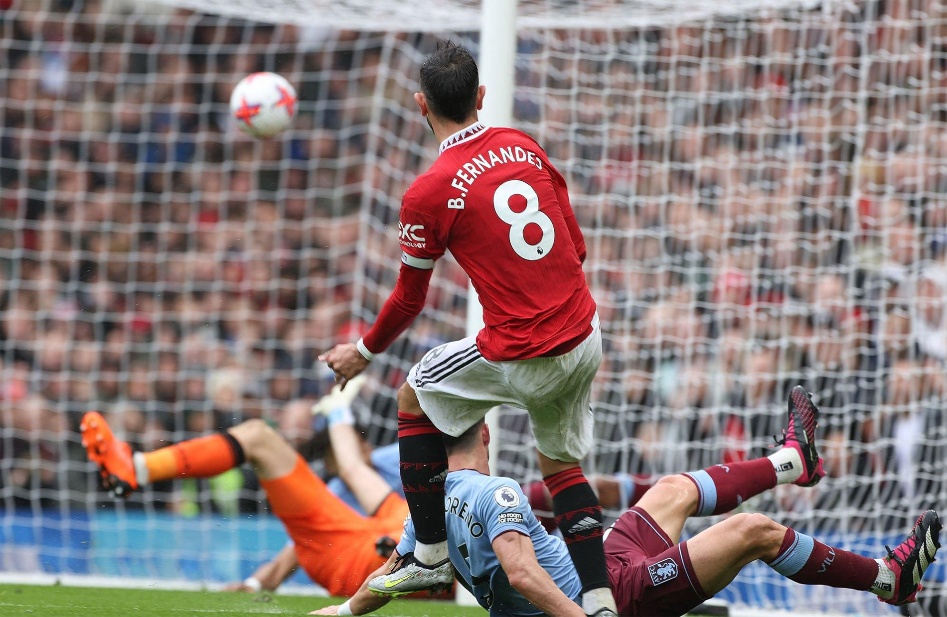 Kết quả Ngoại hạng Anh tối 30-4: Thắng tối thiểu Aston Villa, MU vững vàng Top 4

